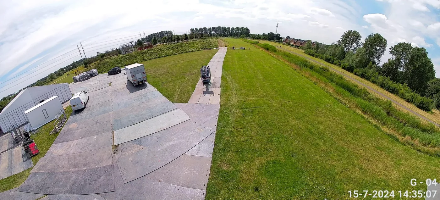 Camerabeeld van de verharde inrit van een tijdelijk bewaakt terrein