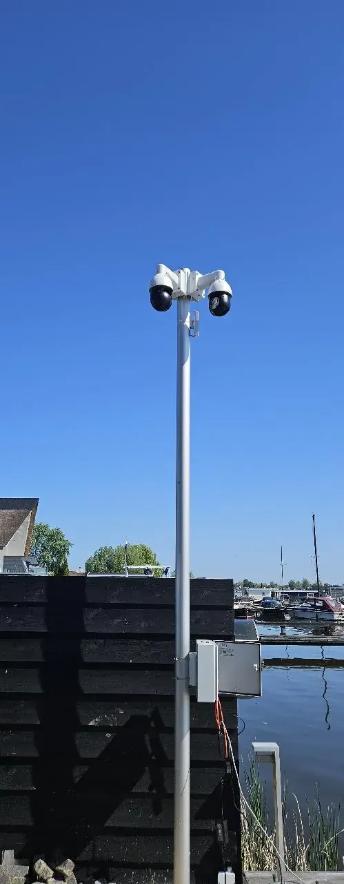 Camerapaal met twee camera's bij de steigers van een jachthaven