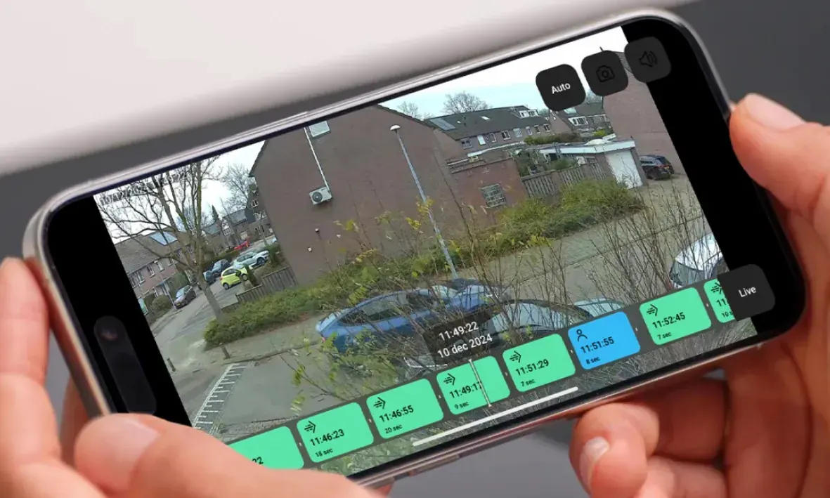 Live camerabeeld van een terrein op een telefoon, met de tijdbalk eronder