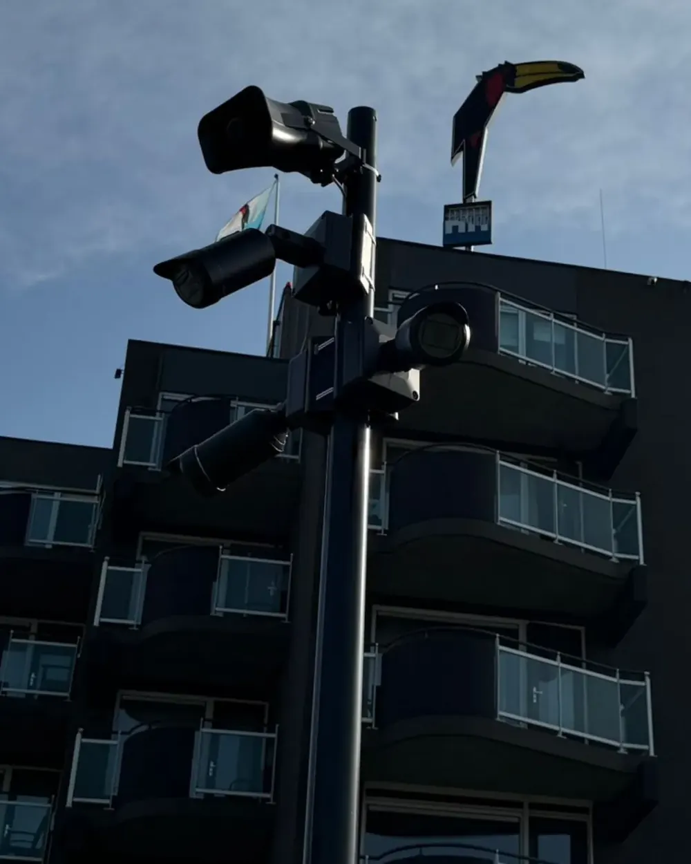 Meerdere camera's en een schijnwerper samen op de kop van een paal