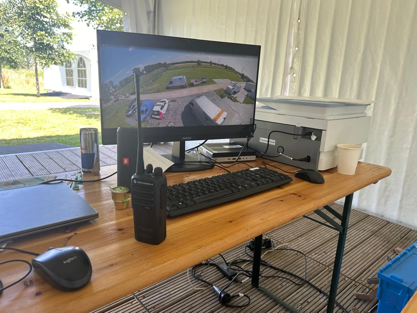 Tijdelijke meldpost op locatie met een scherm met live camerabeeld en een portofoon