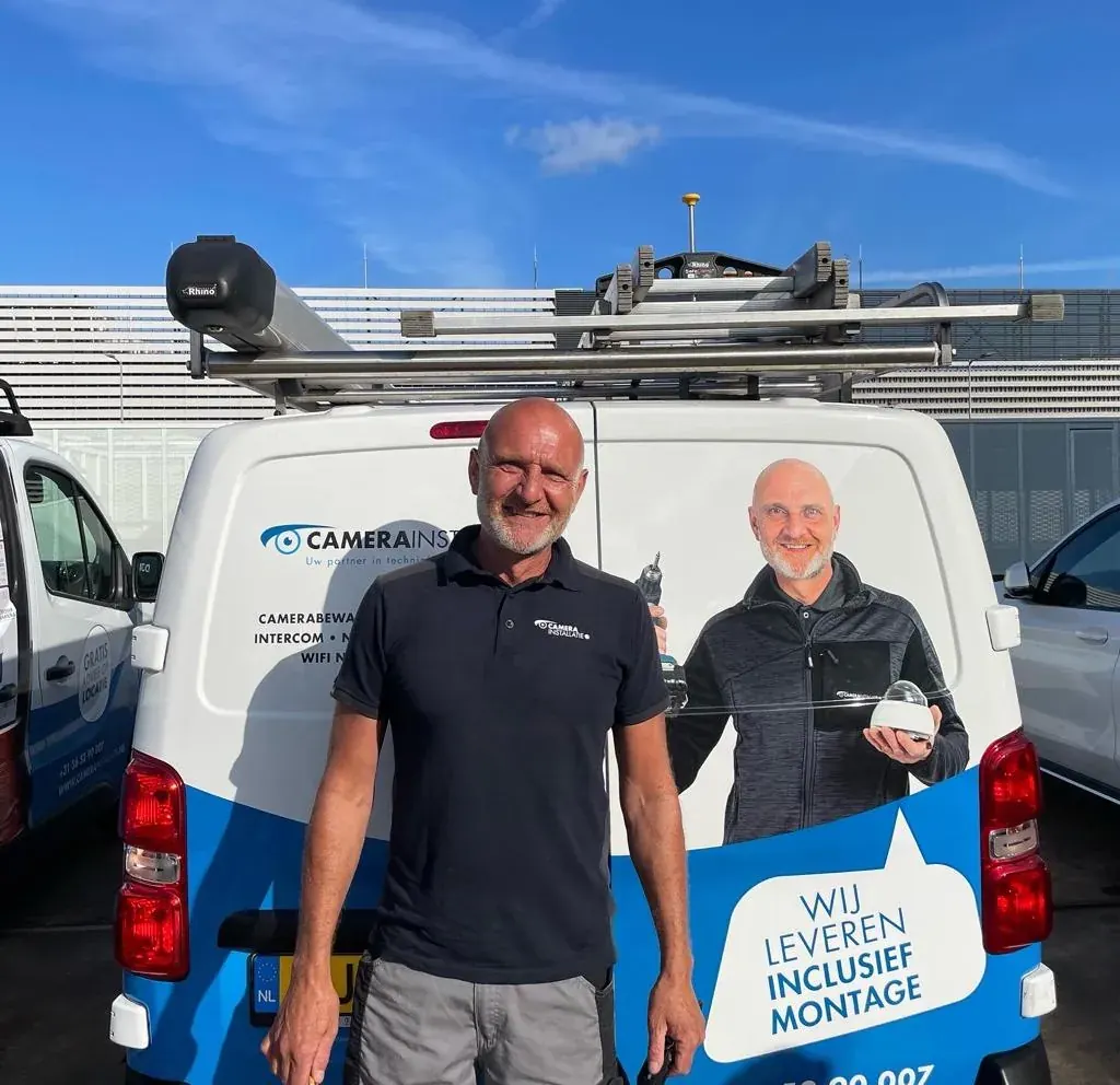 Twee monteurs halen materiaal uit de servicebus op locatie